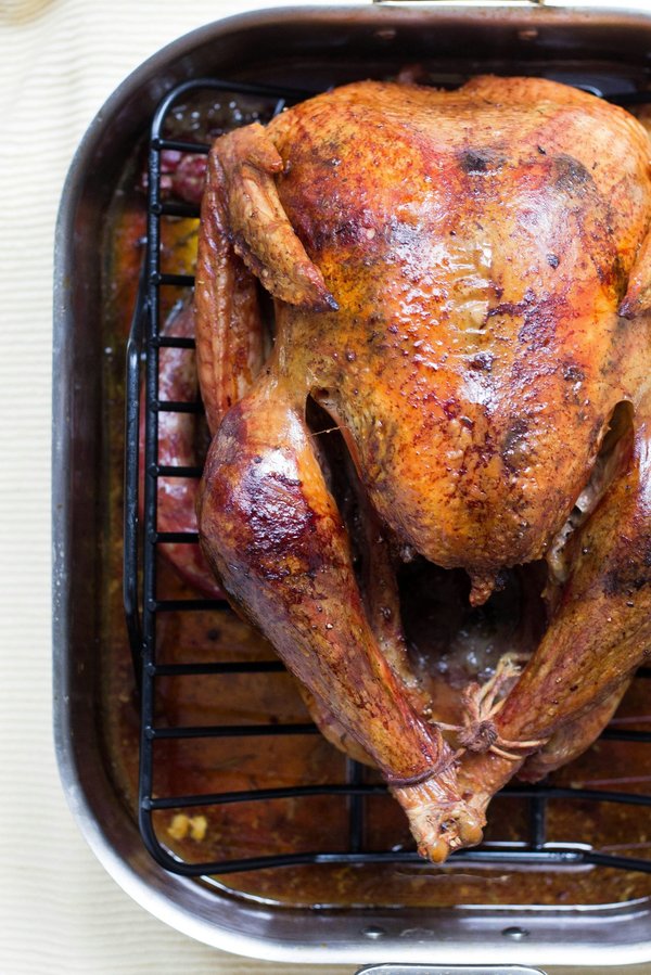 Quelle est la méthode pour préparer un coq au vin avec une sauce riche et savoureuse?