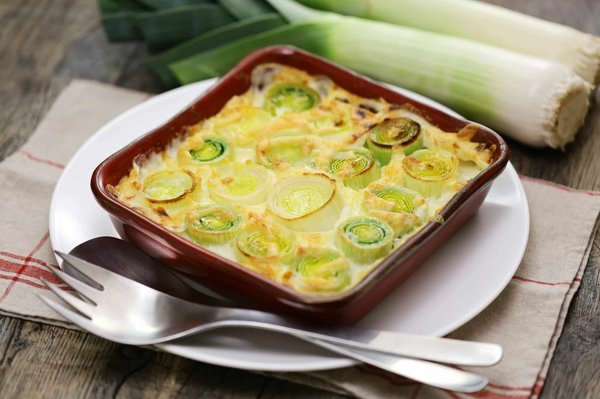 Quels sont les avantages d'un four à micro-ondes avec fonction grill pour des plats gratinés?