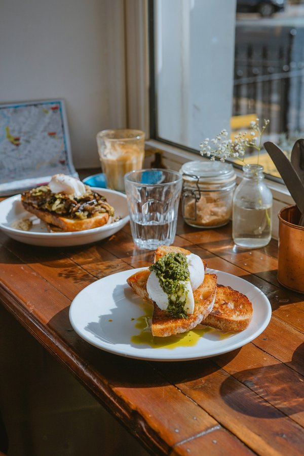 Comment réussir des œufs pochés parfaits pour un petit-déjeuner gourmet ?