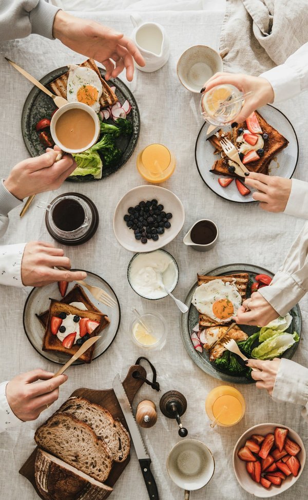 Quels sont les meilleurs conseils pour organiser un brunch dominical avec des recettes faciles et rapides ?