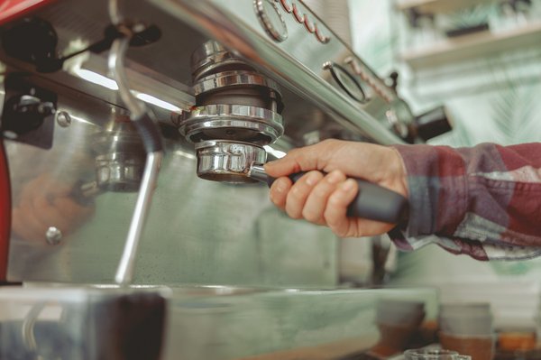 Comment choisir une machine à café avec broyeur intégré et réglage de la finesse de mouture?