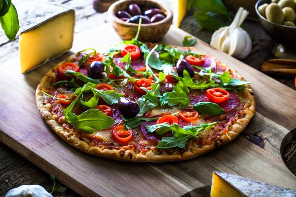 Devenez expert pizzaïolo : 10 recettes de pizzas délicieuses à maîtriser !